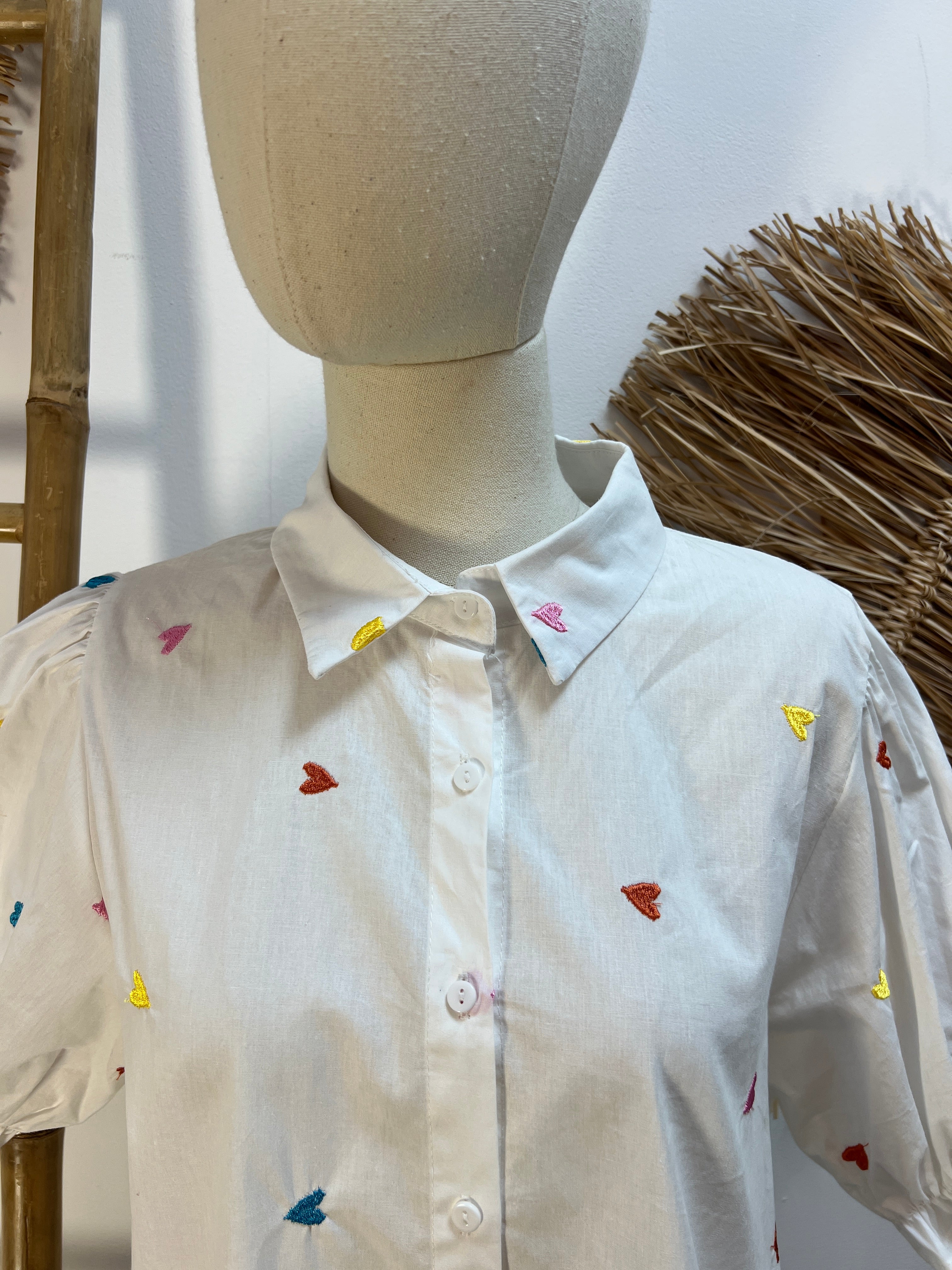 Blusa con bordado de corazón