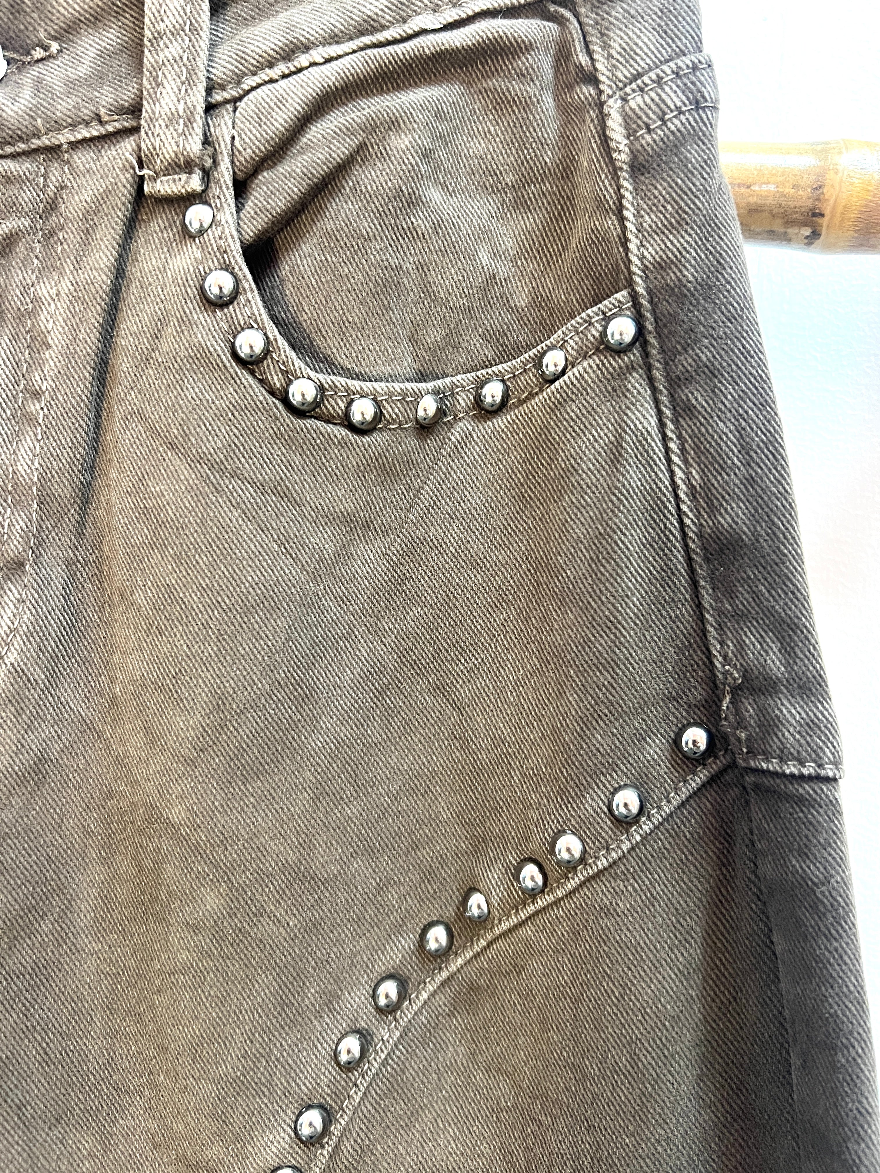 Jeans marrón tachuelas