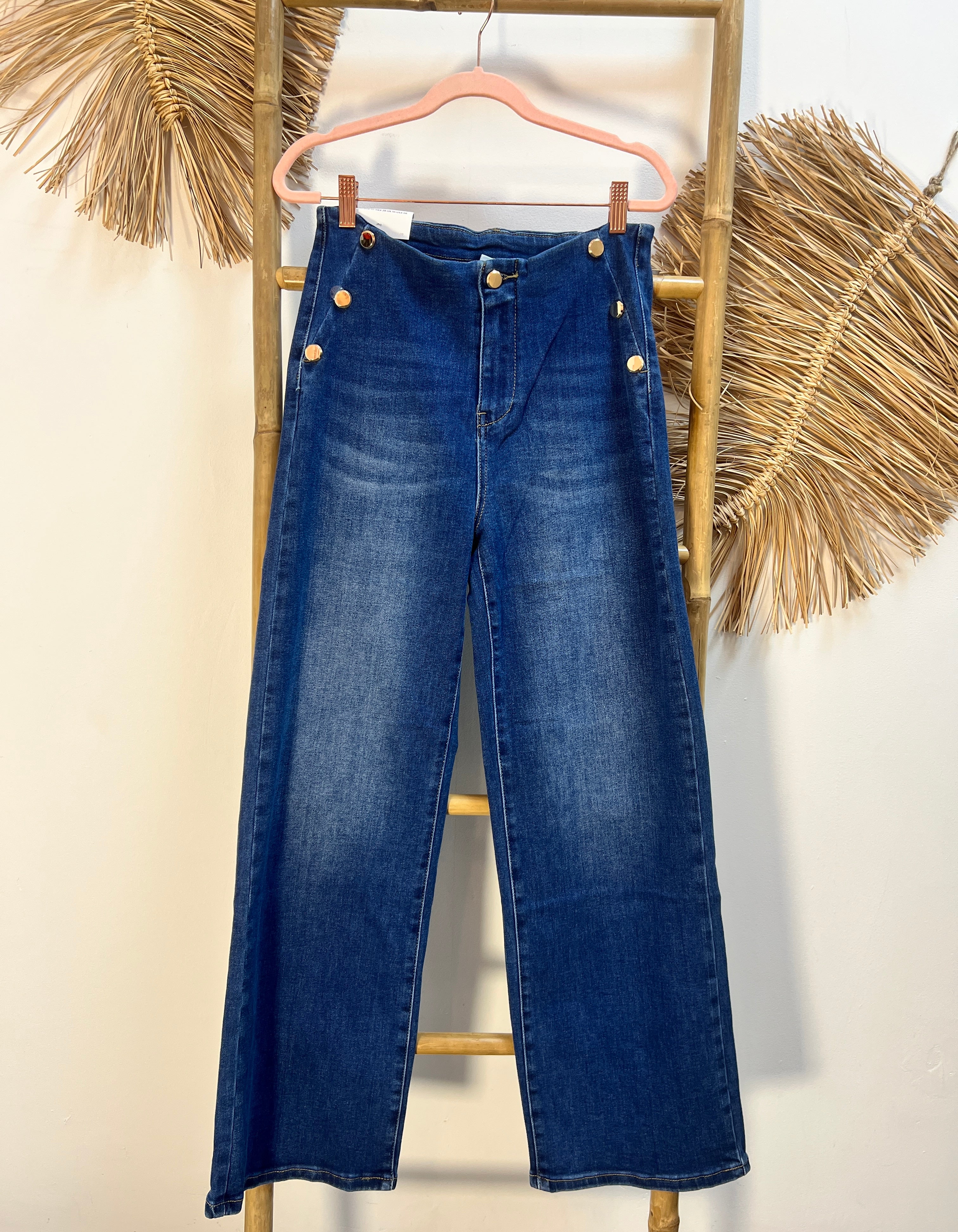 Pantalón recto botones dorados