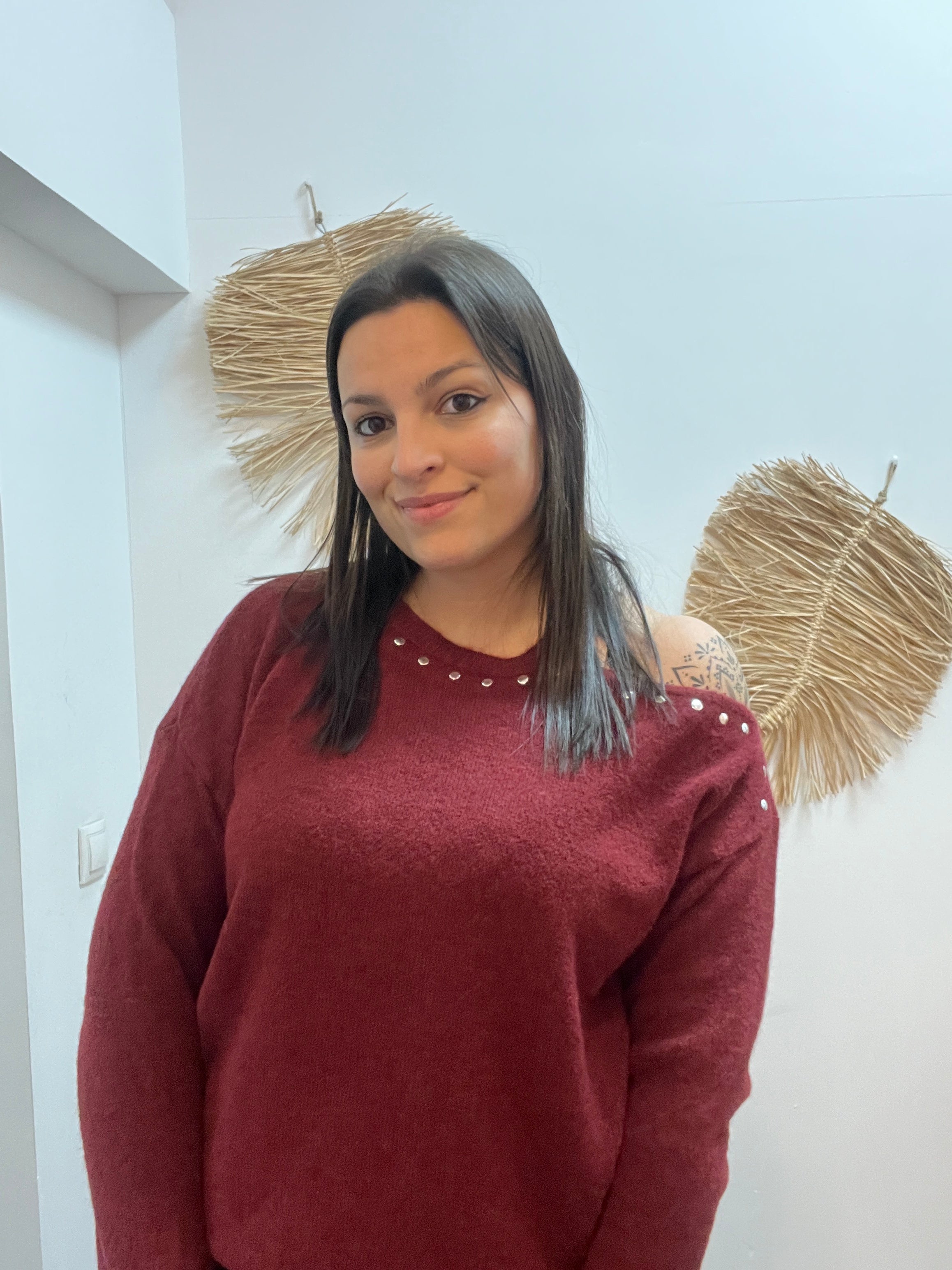 Jersey cuello desigual tachuelas