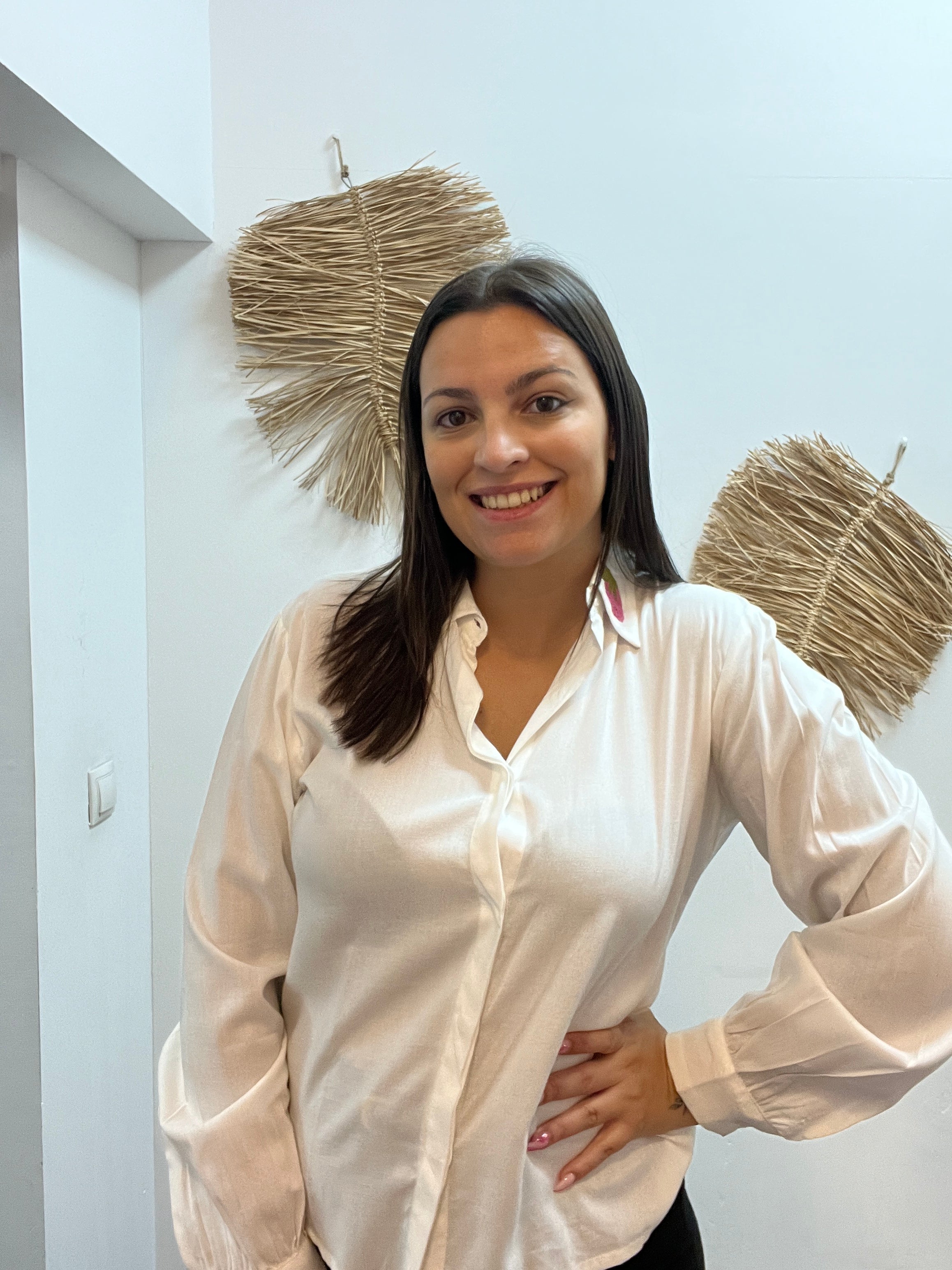 Camisa blanca con bordado de fresas CF