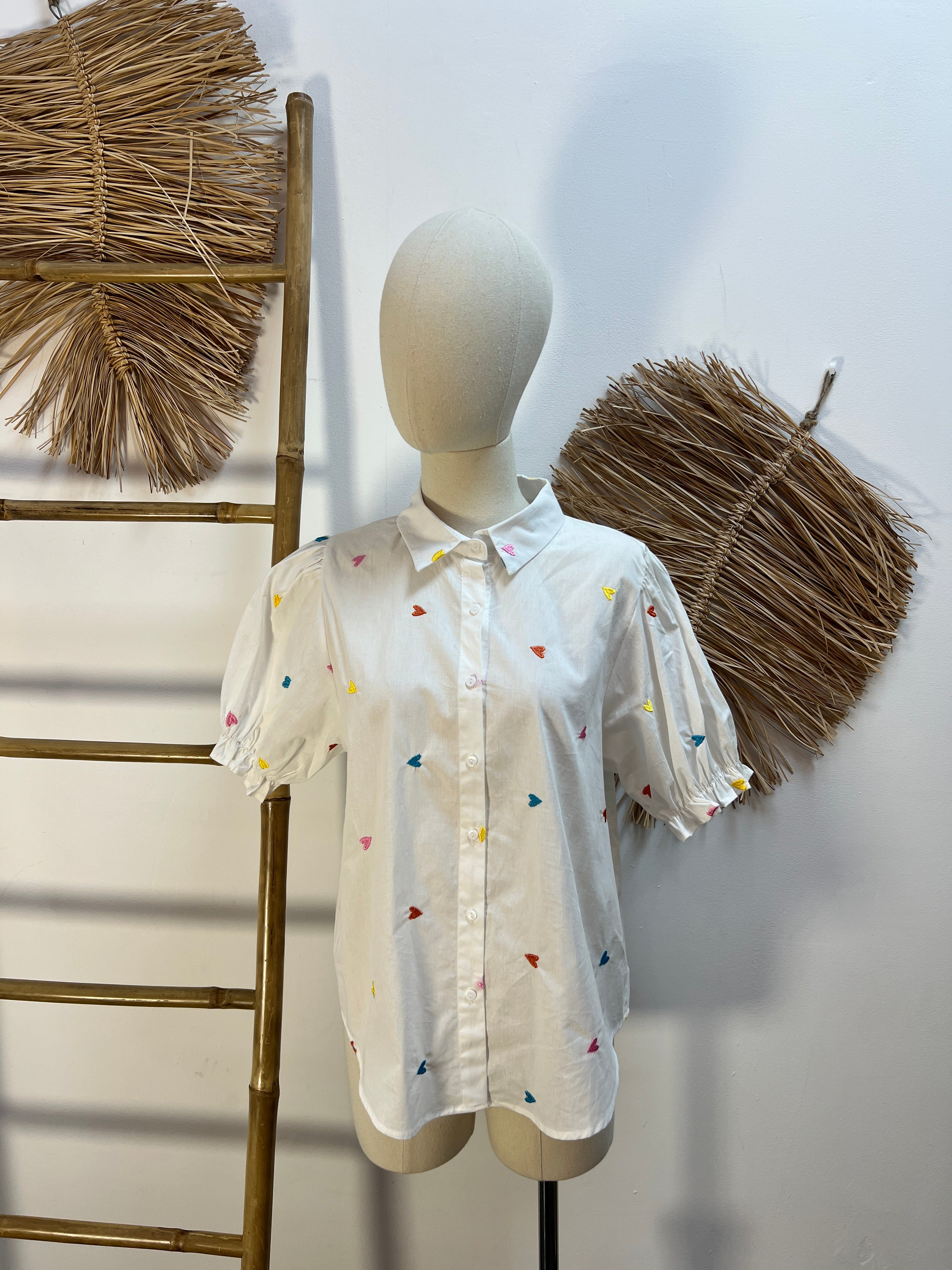 Blusa con bordado de corazón