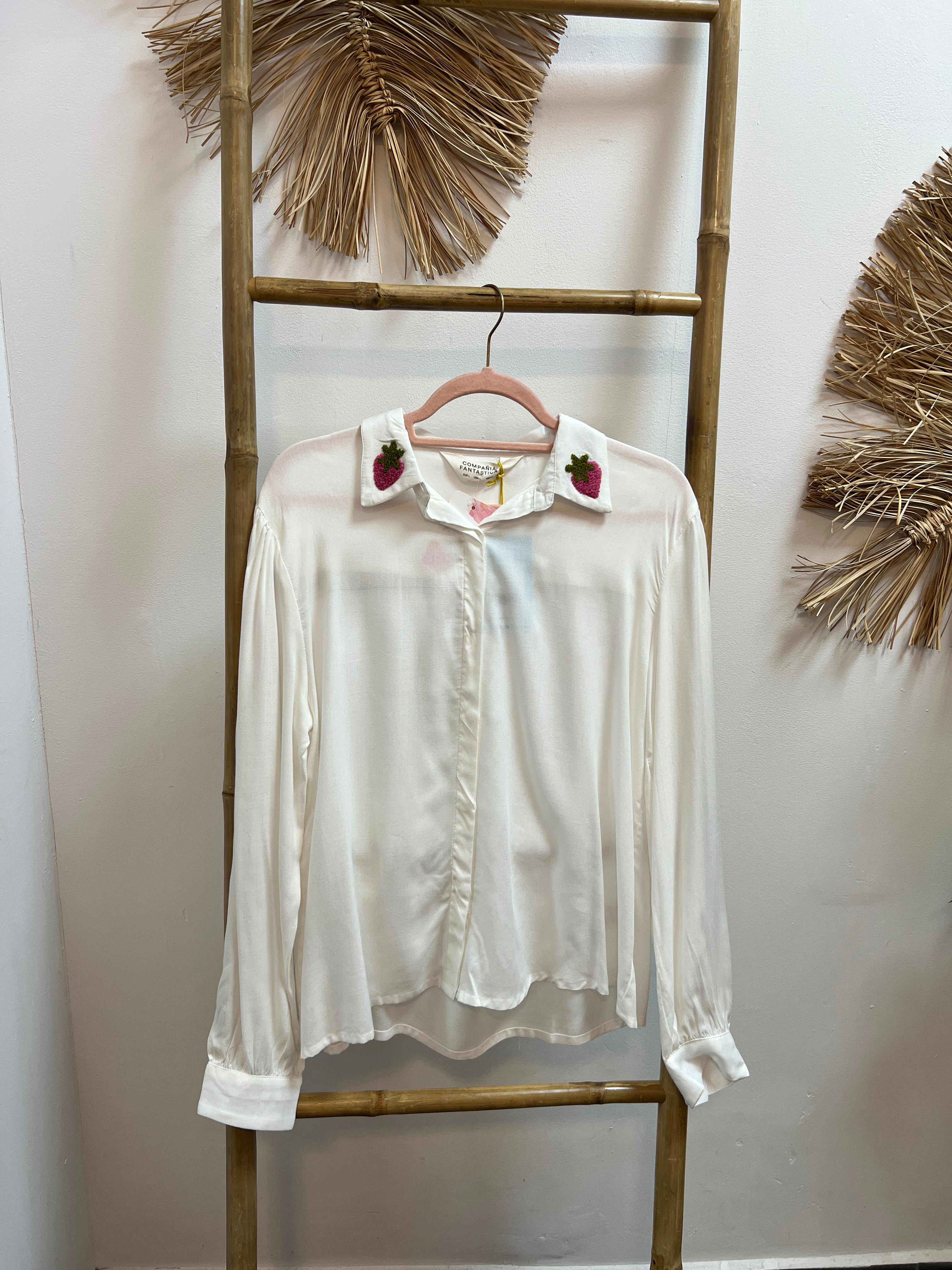 Camisa blanca con bordado de fresas CF