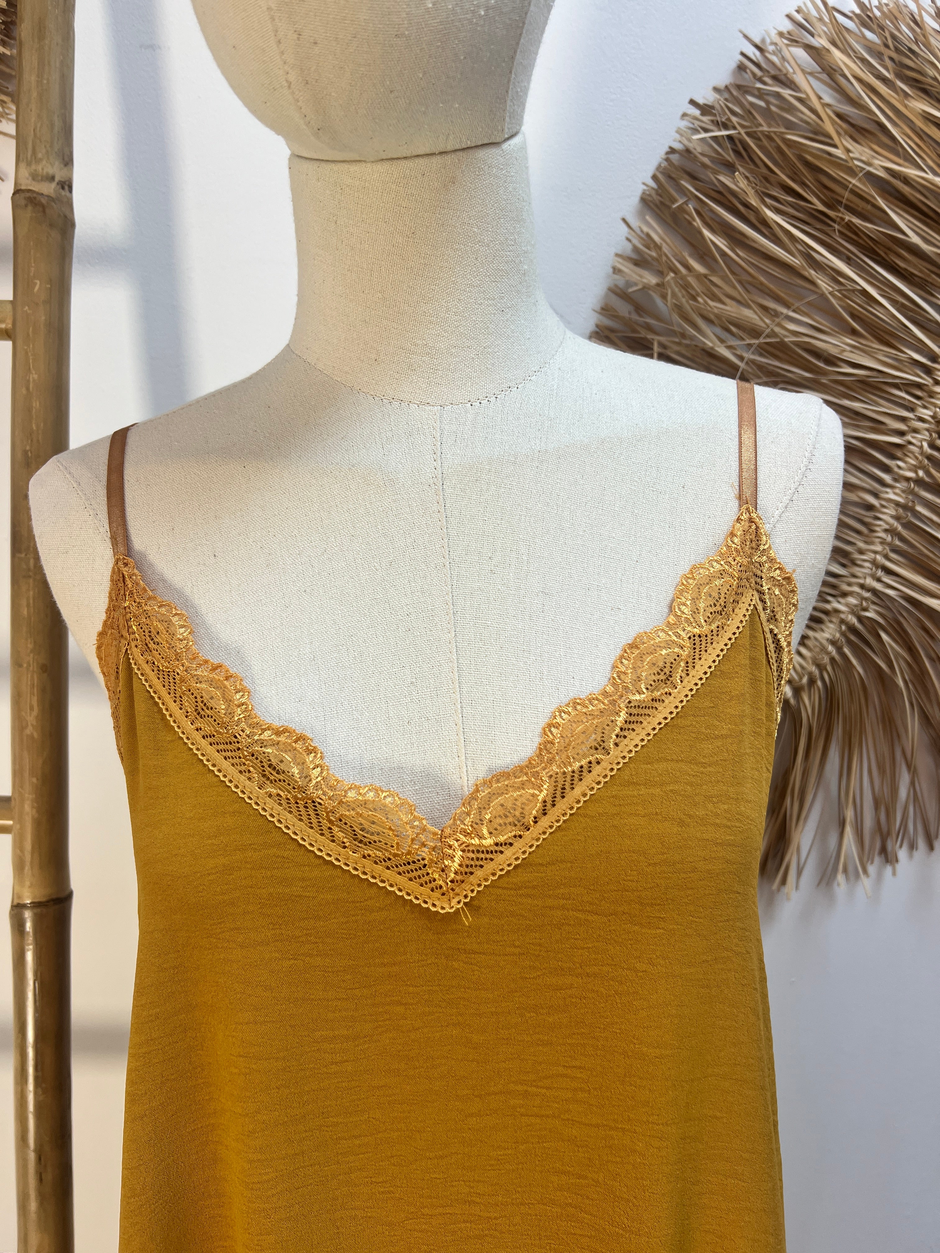 Vestido tirantes mostaza