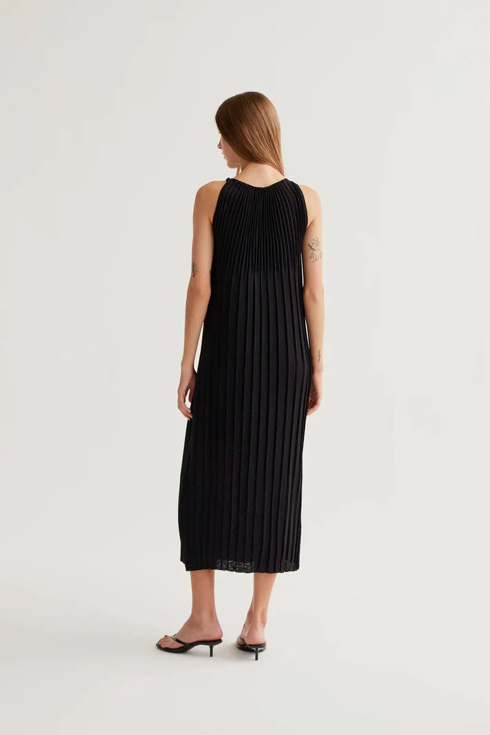 Vestigo largo plisado negro de Compañía Fantástica