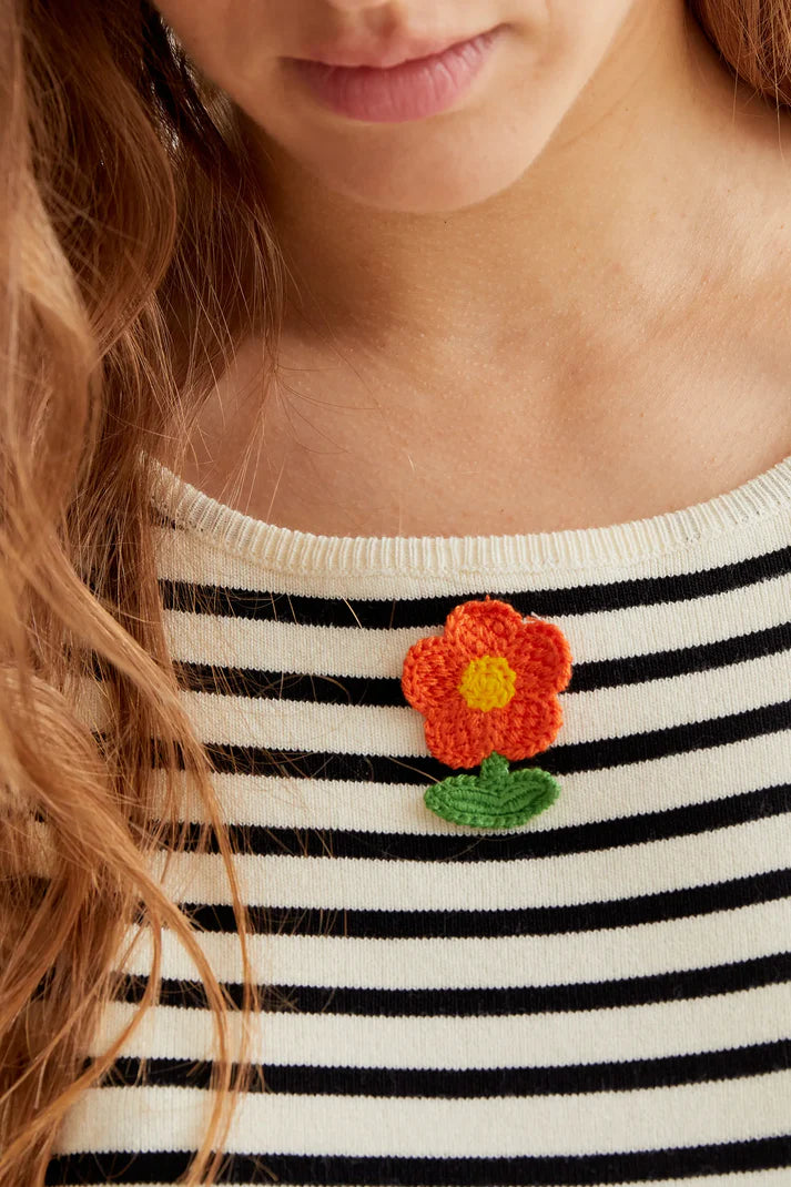 Top de rayas blanco y negro con bordado de flor Compañía Fantástica