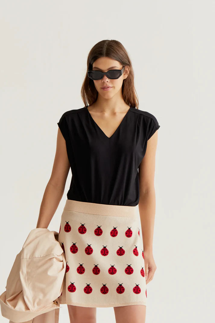 Camiseta negra manga sisa Compañía Fantástica