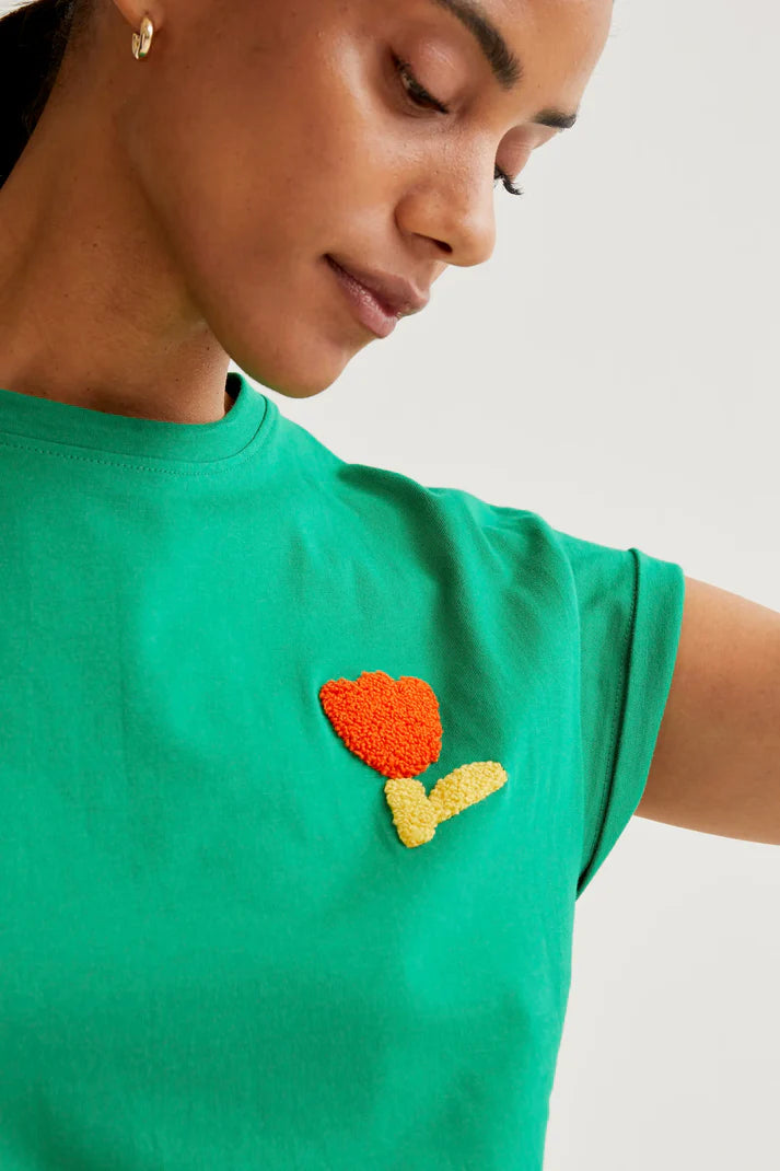 Camiseta verde con bordado de tulipán rojo Compañía Fantástica