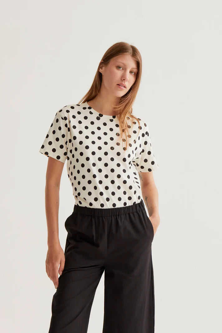 Camiseta con estamado Black Dots Compañía FantasticaFantástica