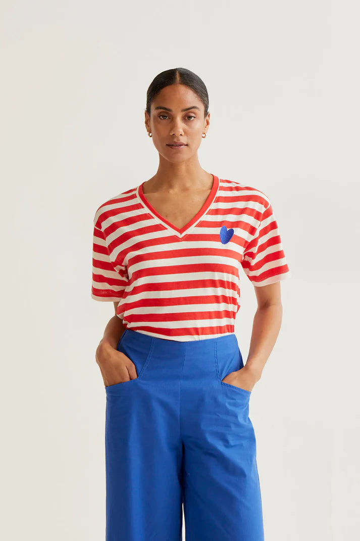 Camiseta con estampado de rayas rojas con bordado de corazón Compañía Fantástica