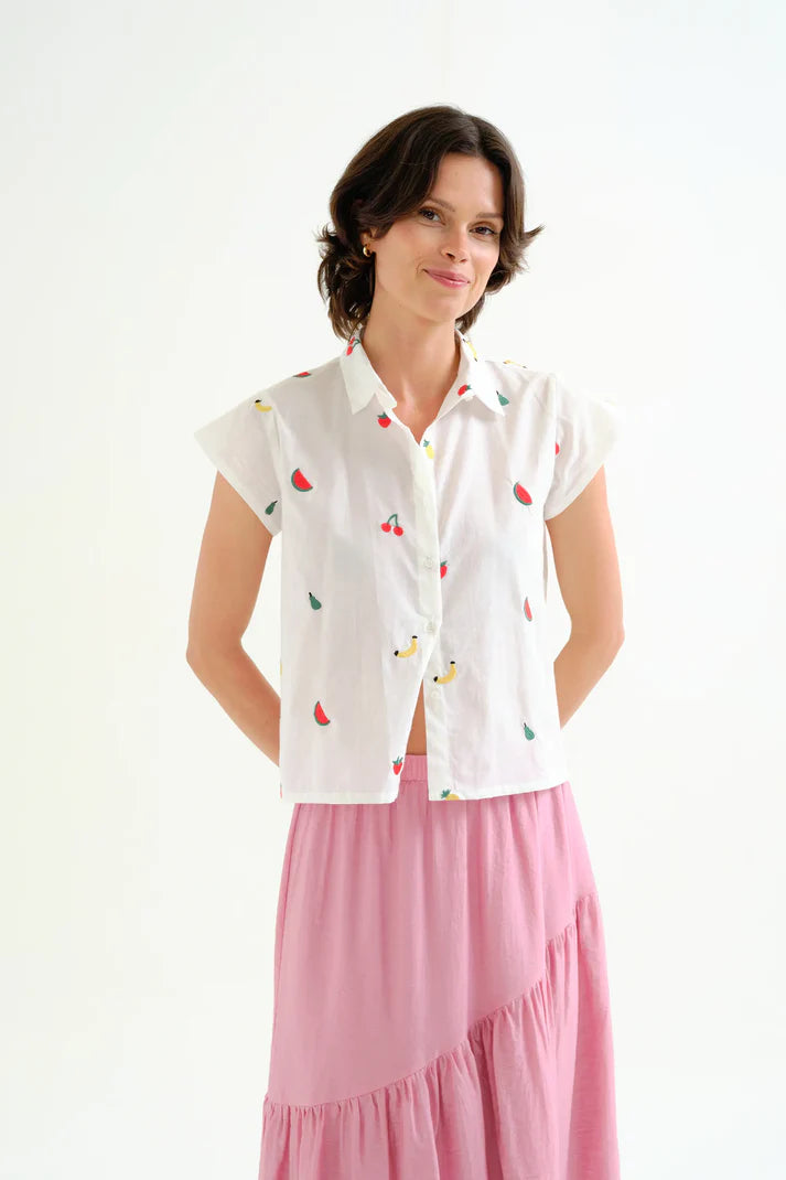 Camisa Blanca 100% algodón con bordado de Ensalada de frutas Compañía Fantástica
