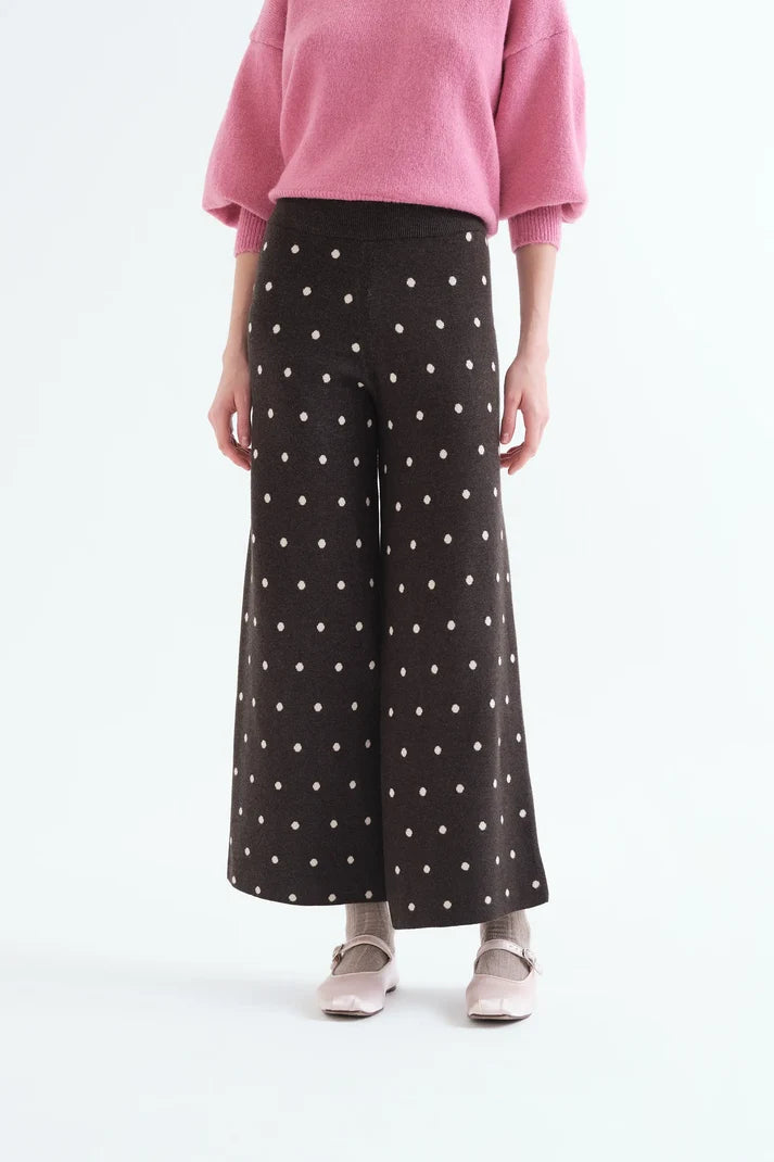 pantalon verde con estampado de puntos blancos pequeños