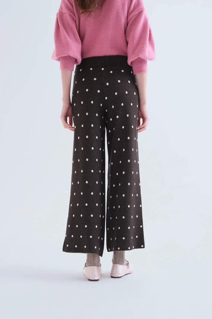 pantalon verde con estampado de puntos blancos pequeños