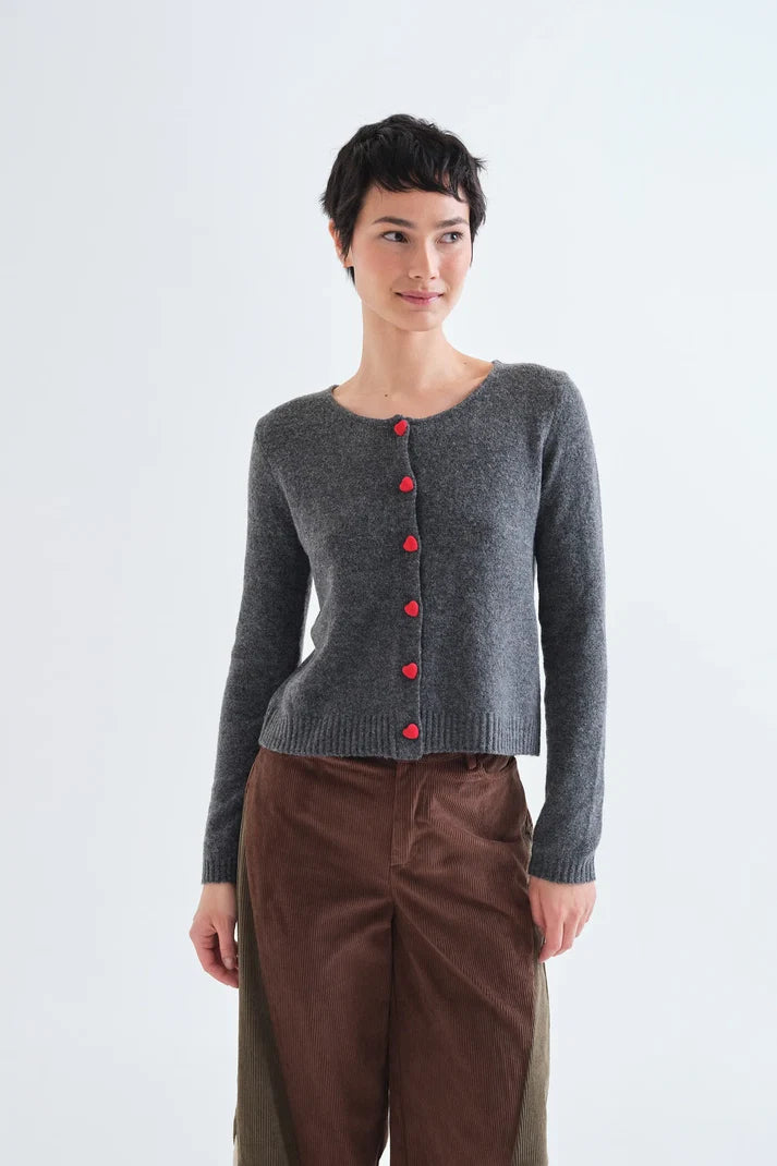 cárdigan gris oscuro con botones en rojo