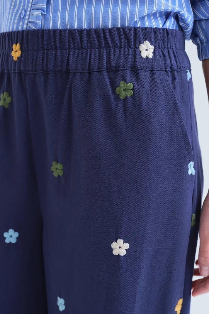 PANTALON 100% ALGODON AZUL MARINO CON BORDADO DE FLORES