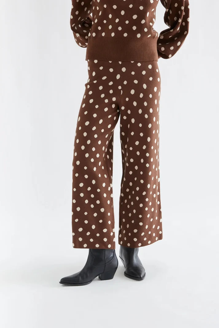 PANTALON CON ESTAMPADO PUNTO MARRON CATAHODA (COMPAÑIA FANTASTICA)