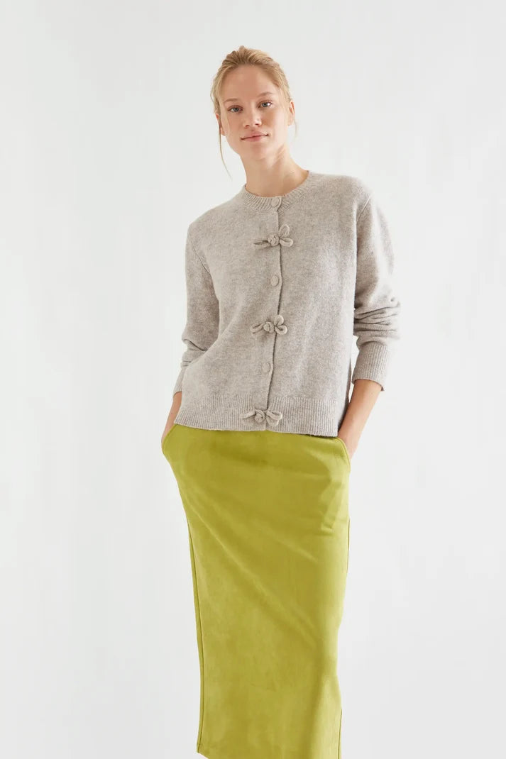 CARDIGAN CAMEL CON BOTONES LAZADOS (COMPAÑIA FANTASTICA)