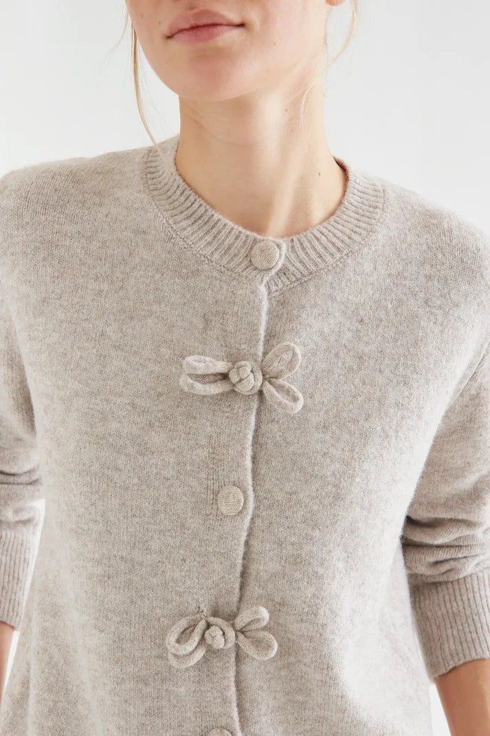 CARDIGAN CAMEL CON BOTONES LAZADOS (COMPAÑIA FANTASTICA)