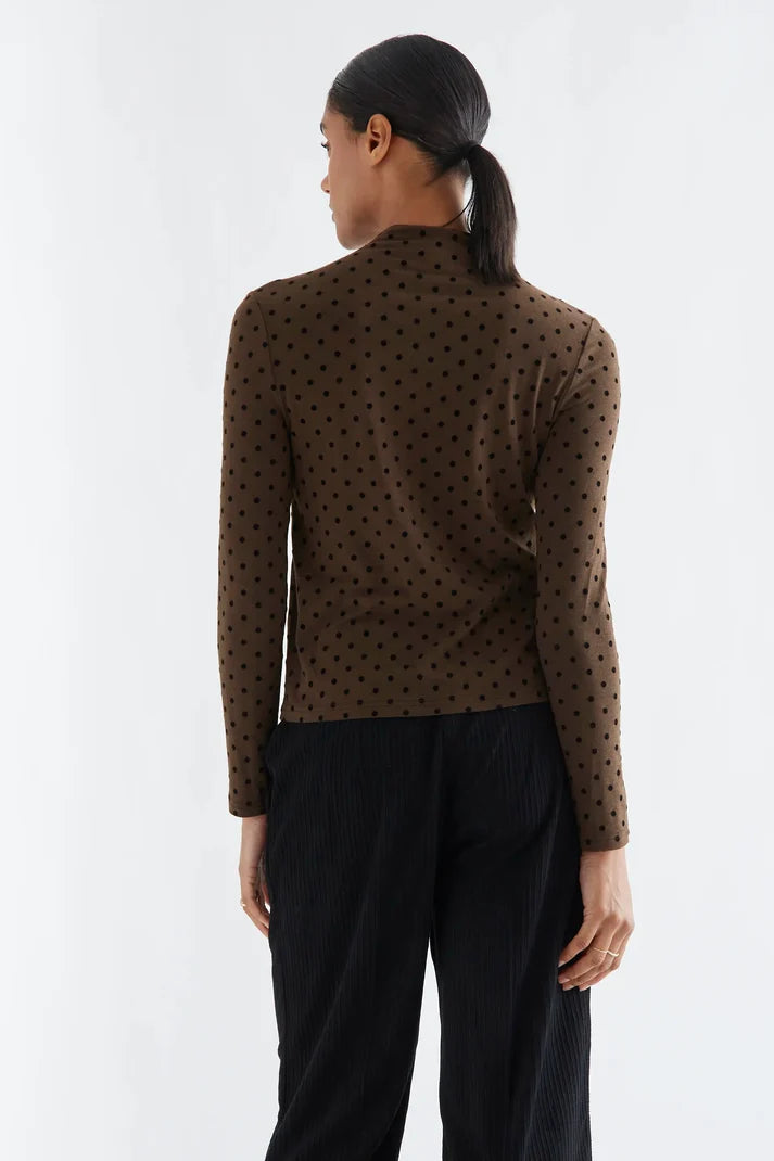 CAMISETA BASICA MARRON CON MINI LUNARES NEGROS