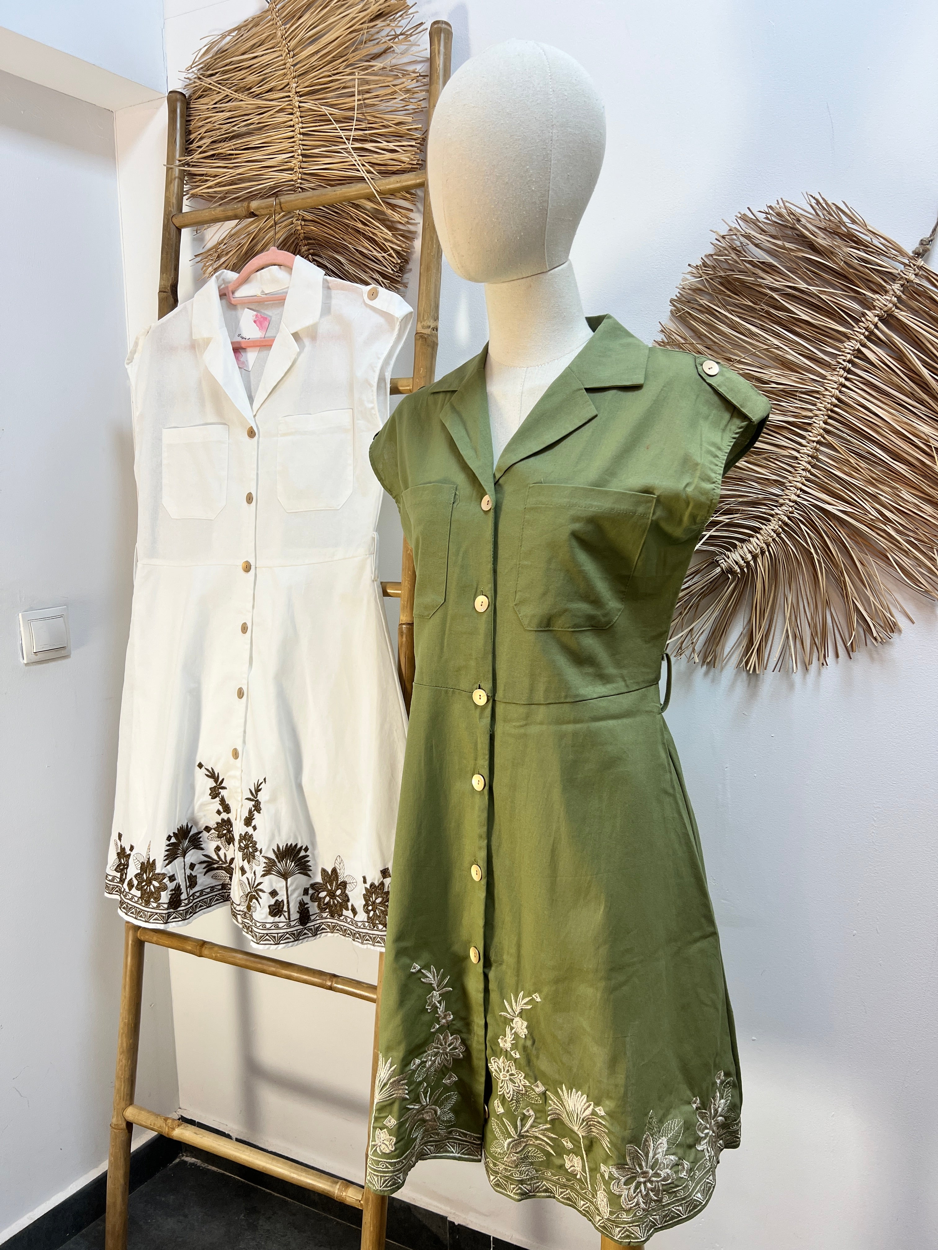 Vestido corto bordado flores bajo