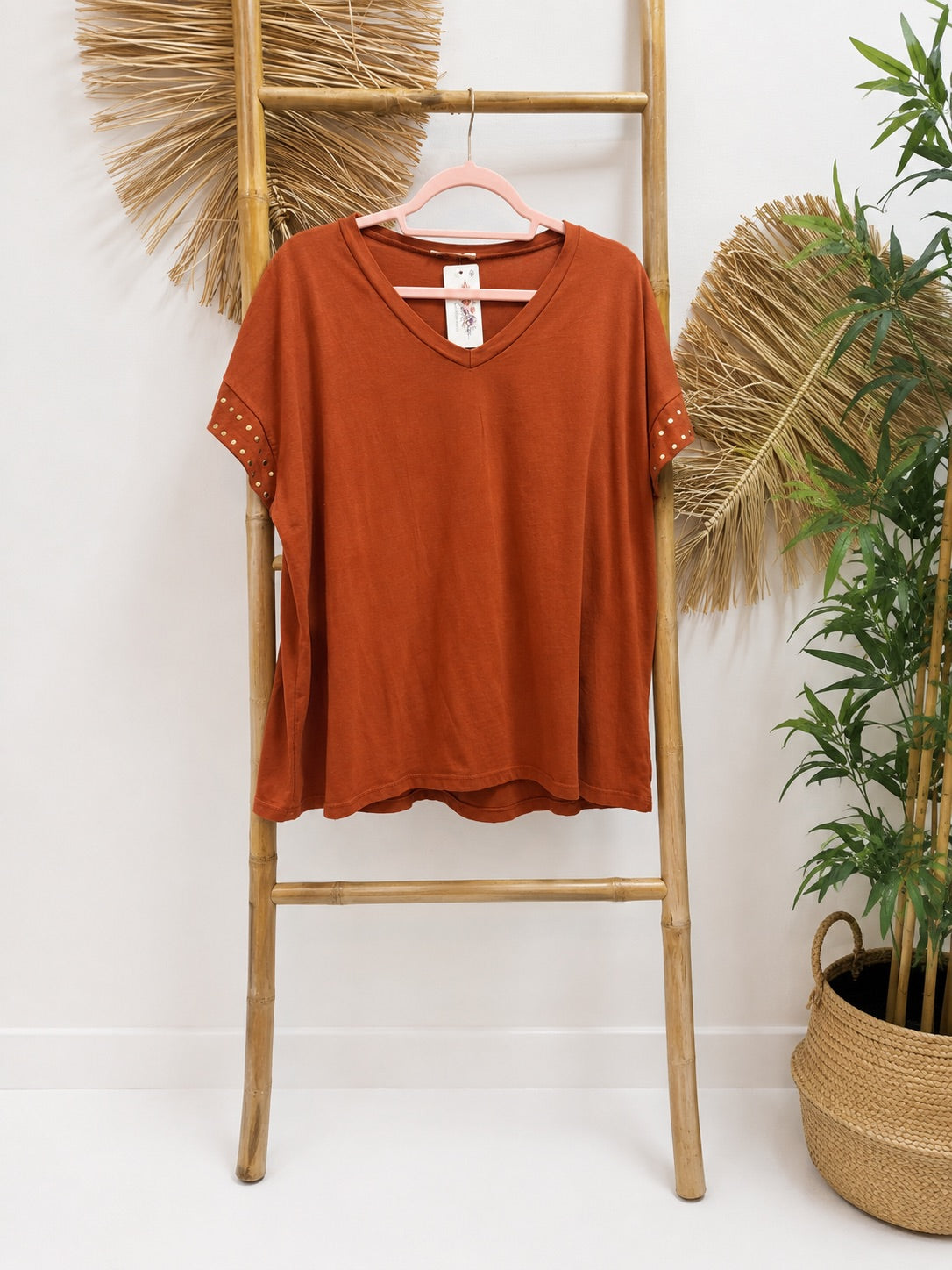 Camiseta de manga corta tachuelas V