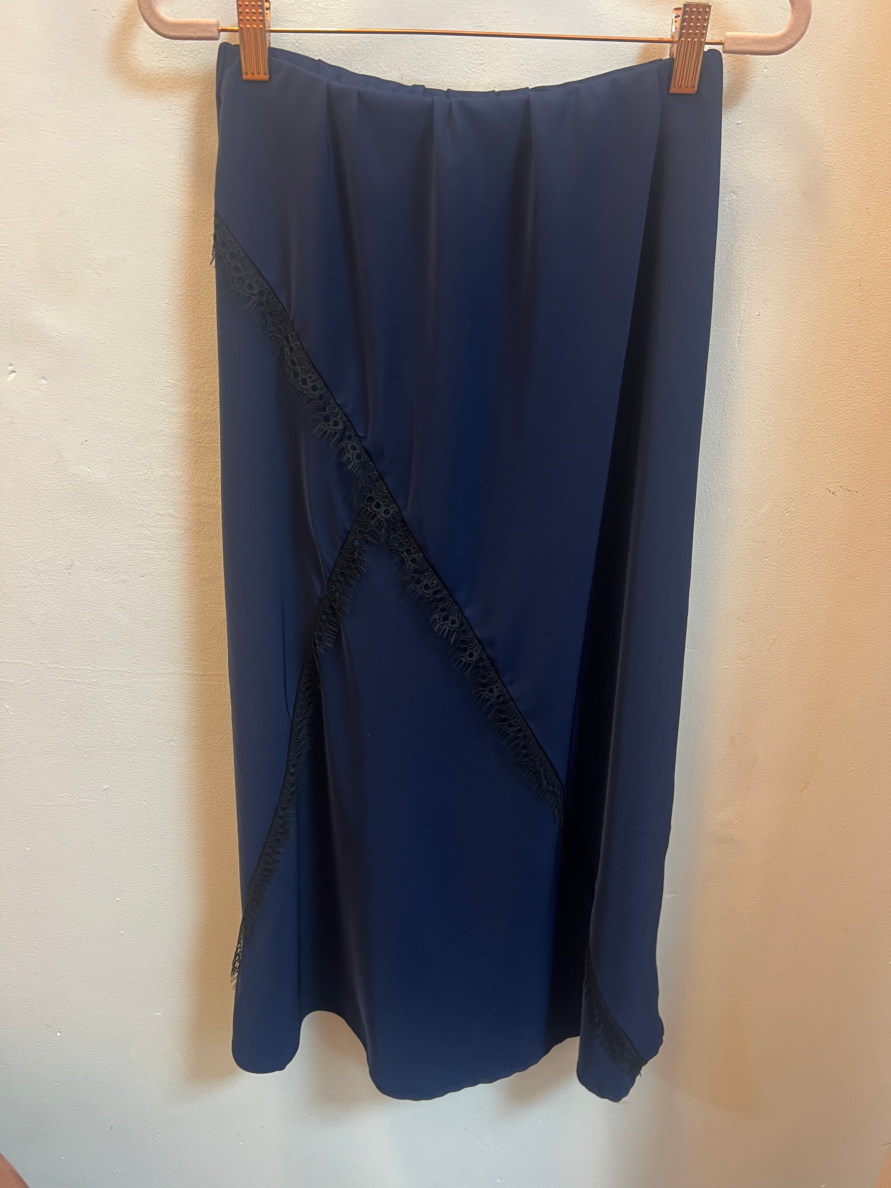 Falda contraste lencero