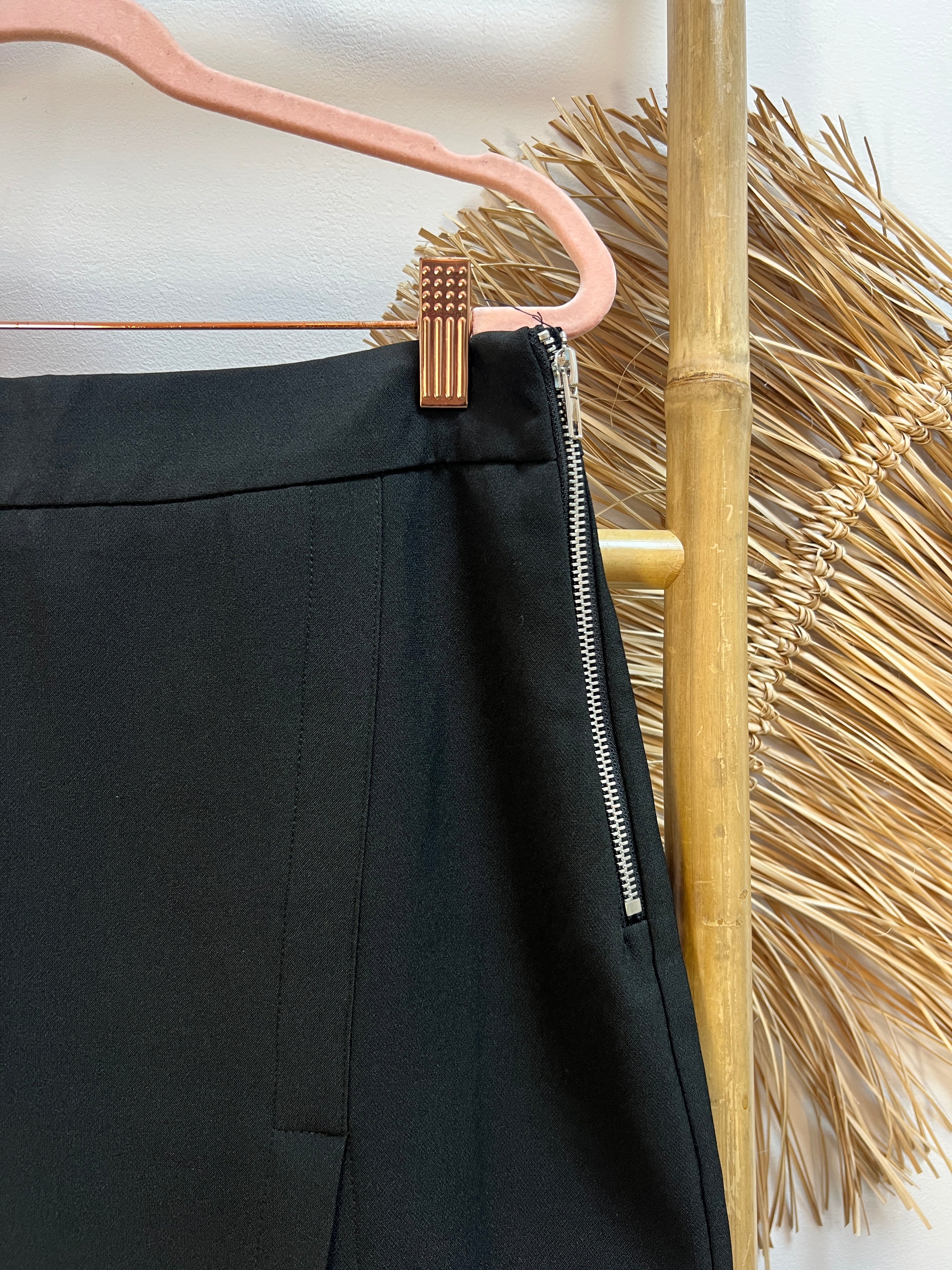 Falda negra abertura