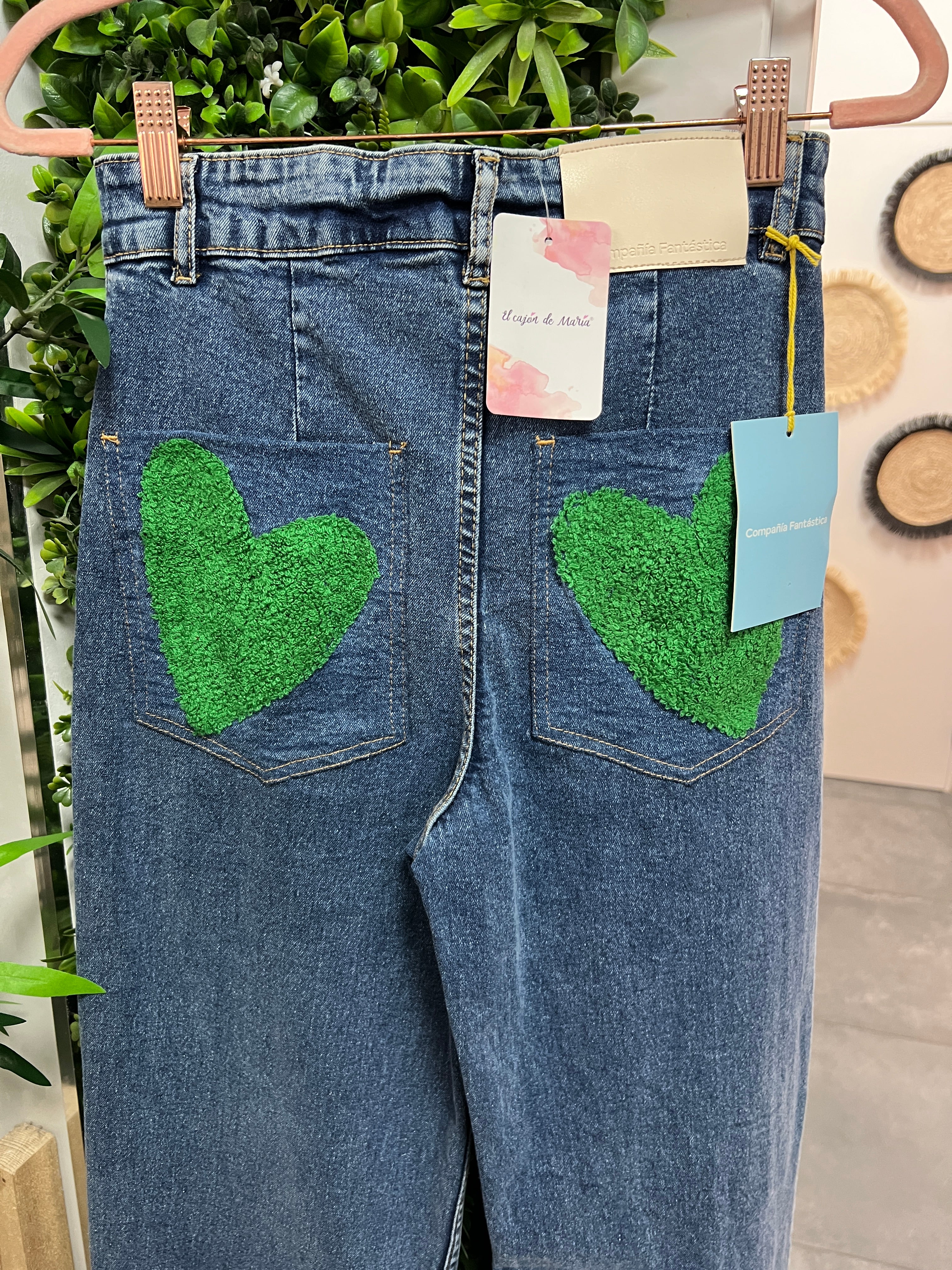 Pantalón vaquero con bordado de corazón CF