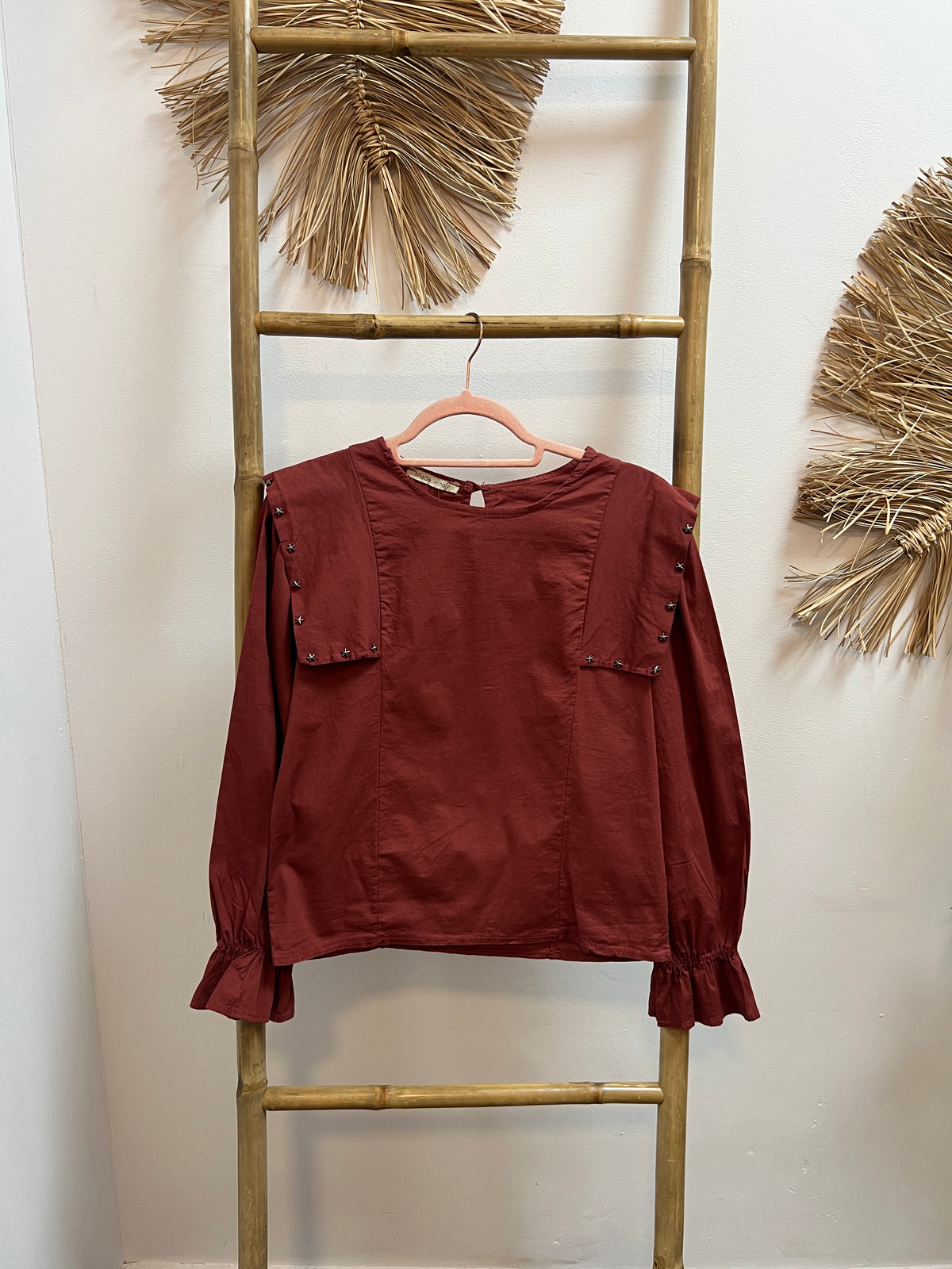 Blusa solapa tachuelas estrellas