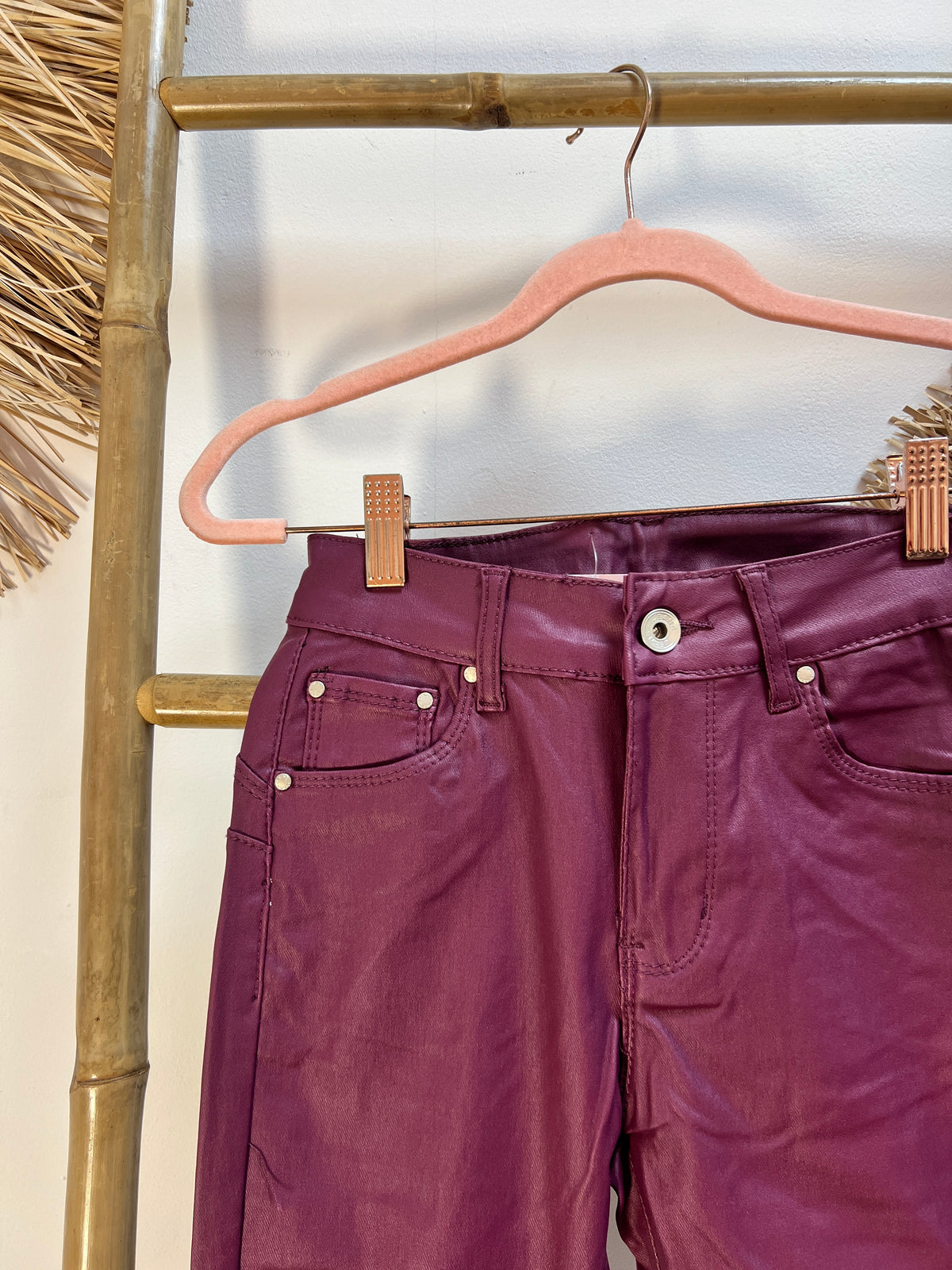 Pantalón polipiel burdeos