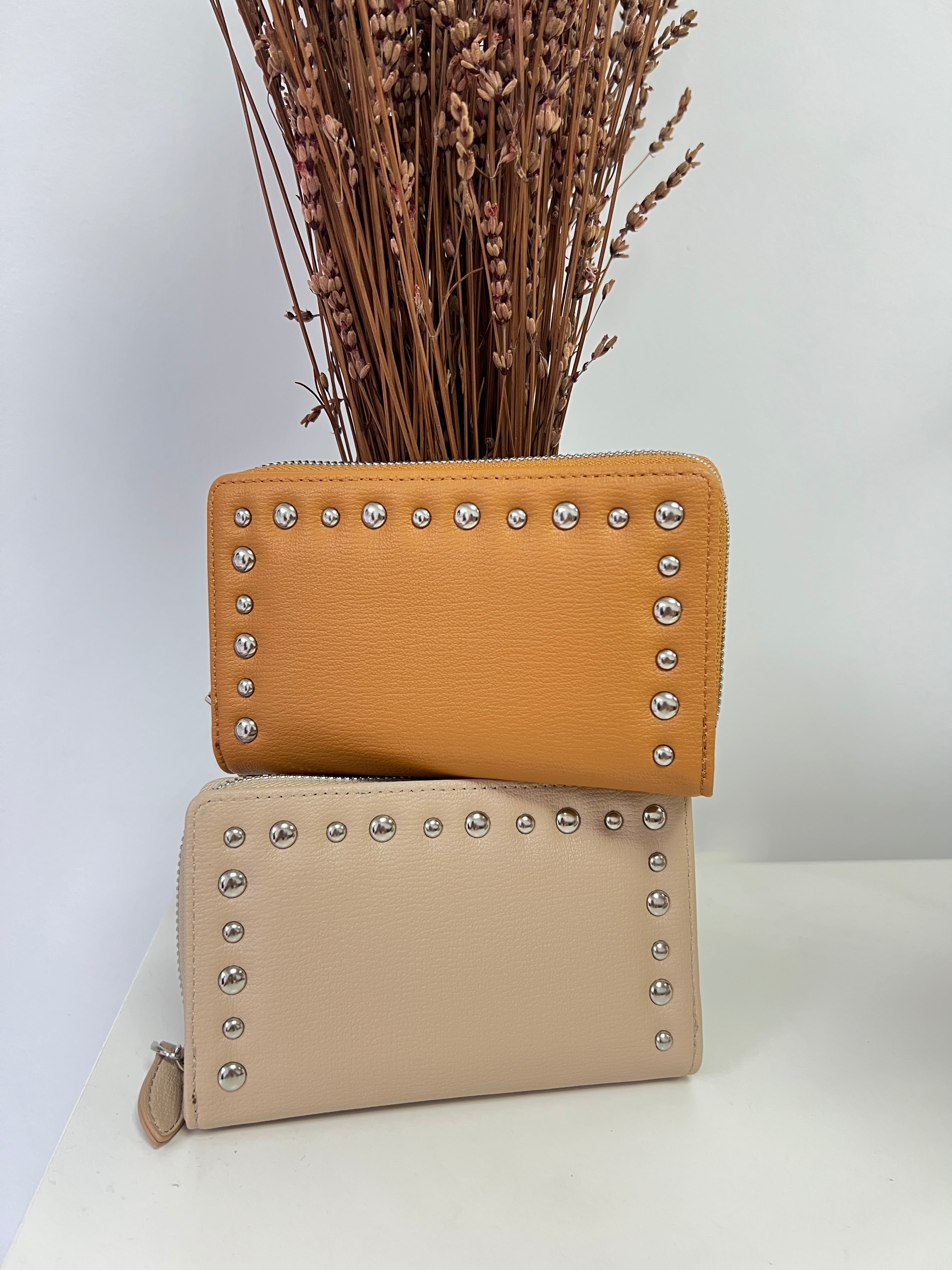Cartera tachuelas