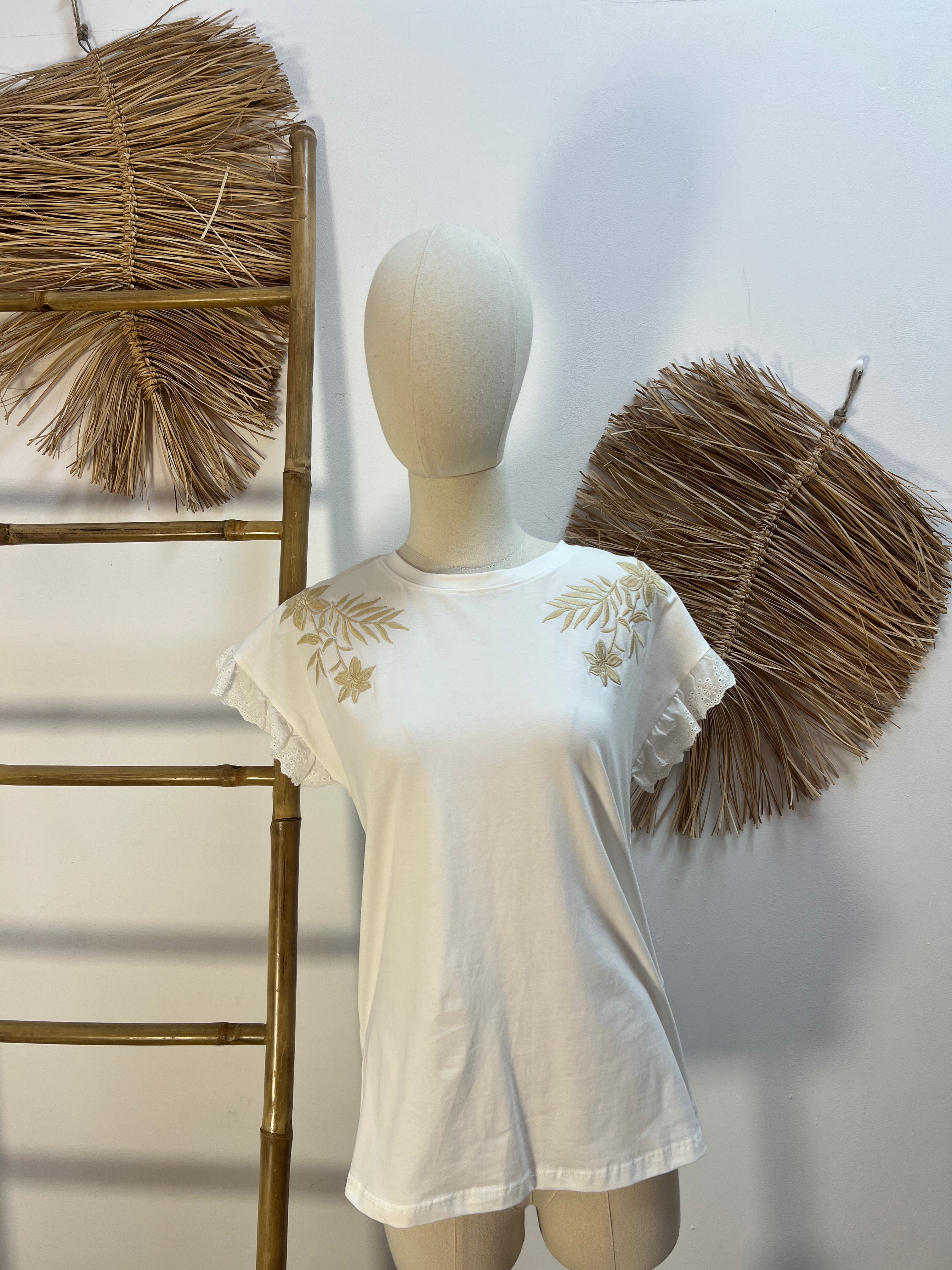 Camiseta tirantes bordado con flores