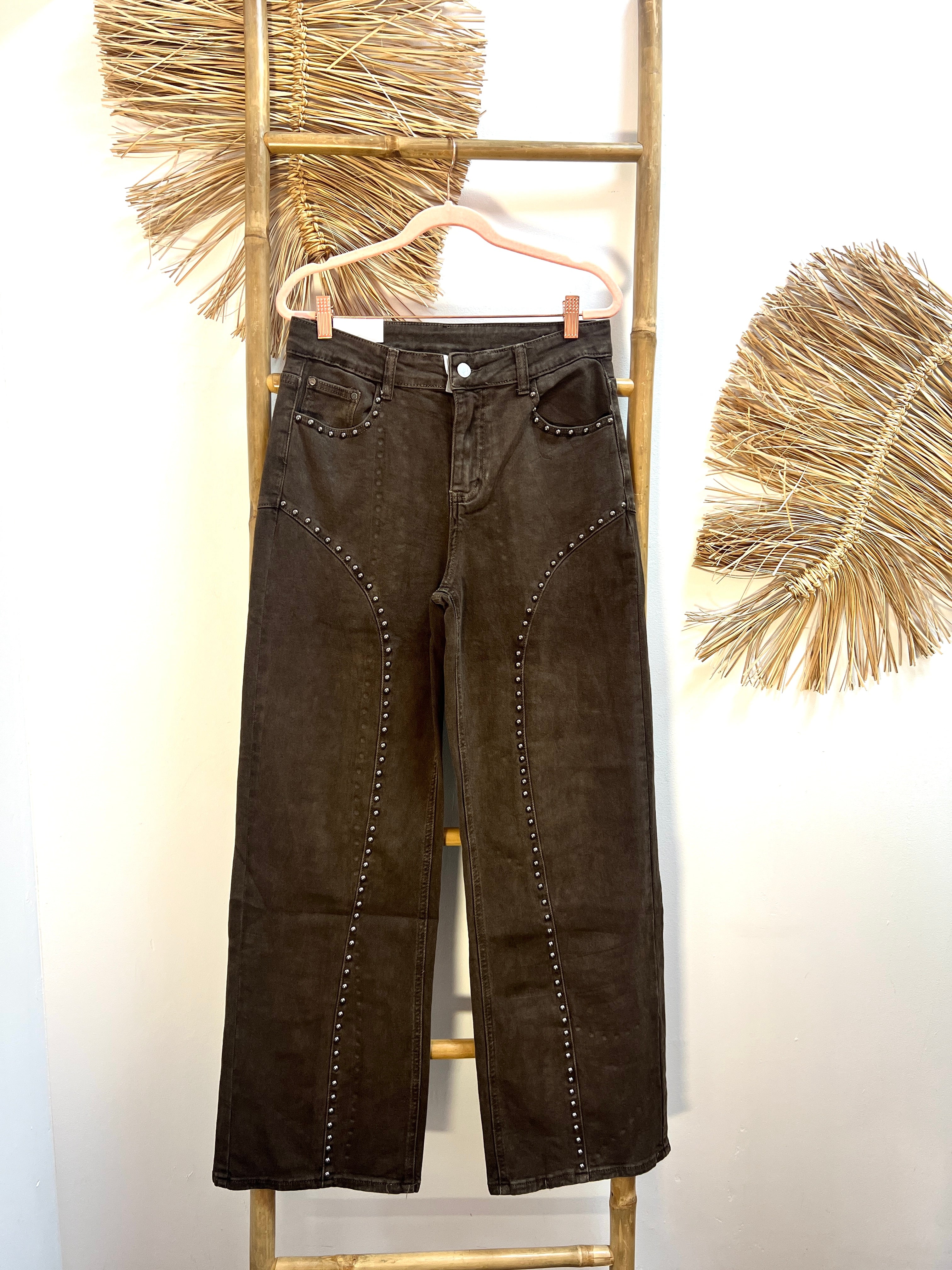 Jeans marrón tachuelas