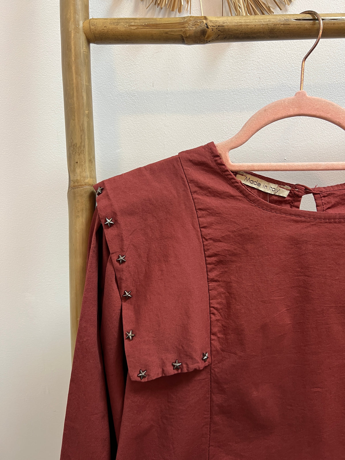 Blusa solapa tachuelas estrellas