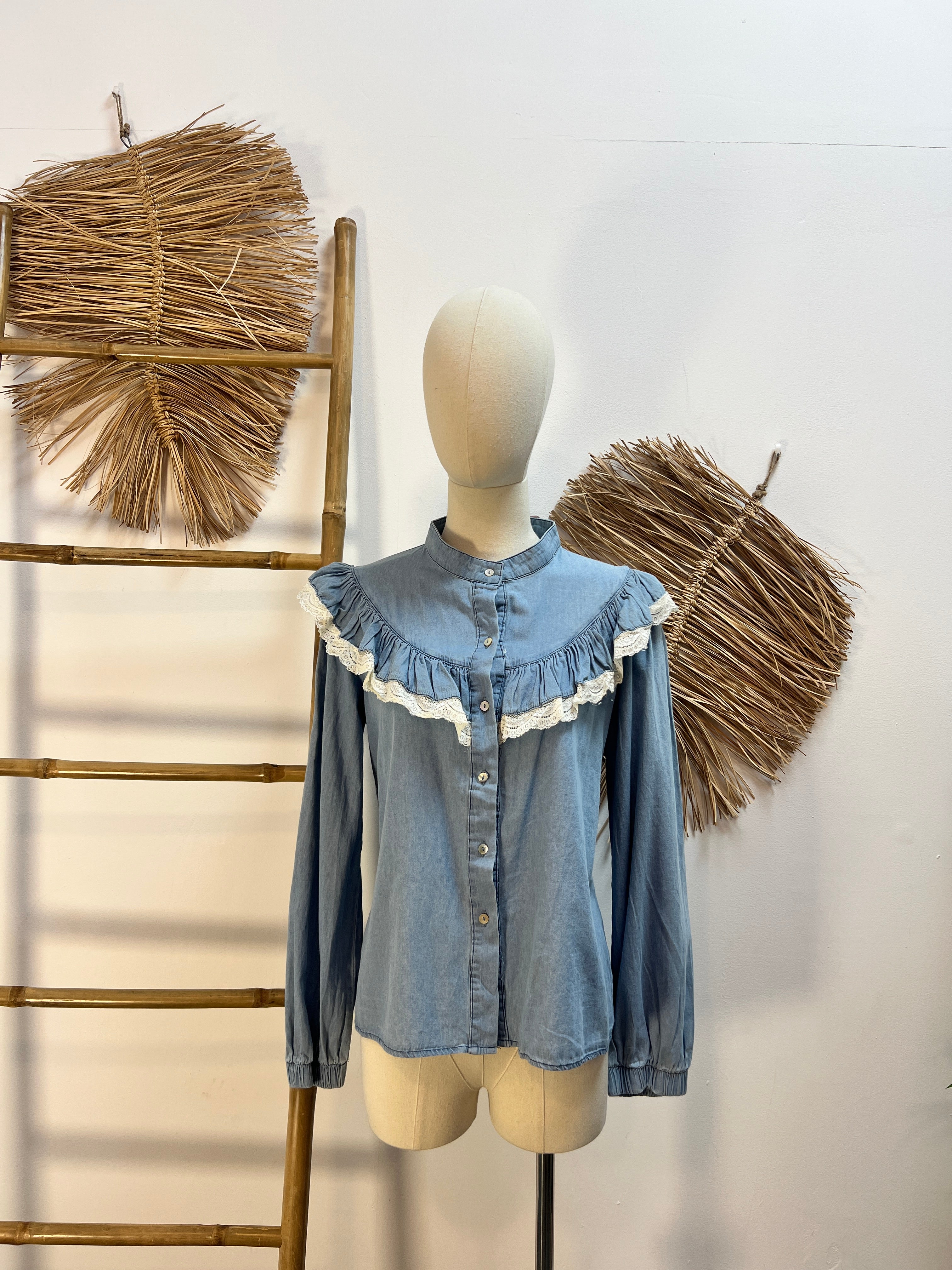 Camisa vaquera puntilla