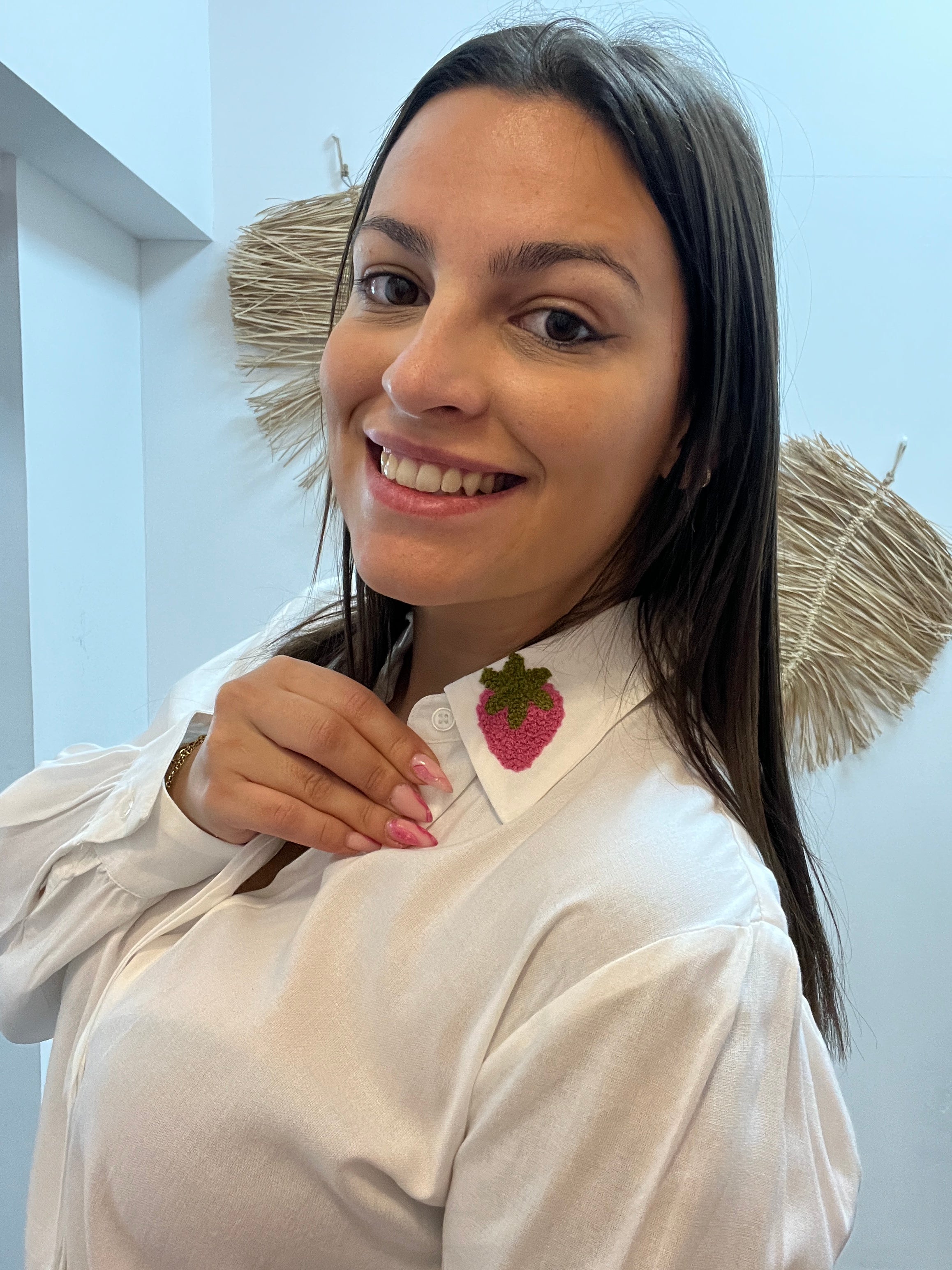 Camisa blanca con bordado de fresas CF