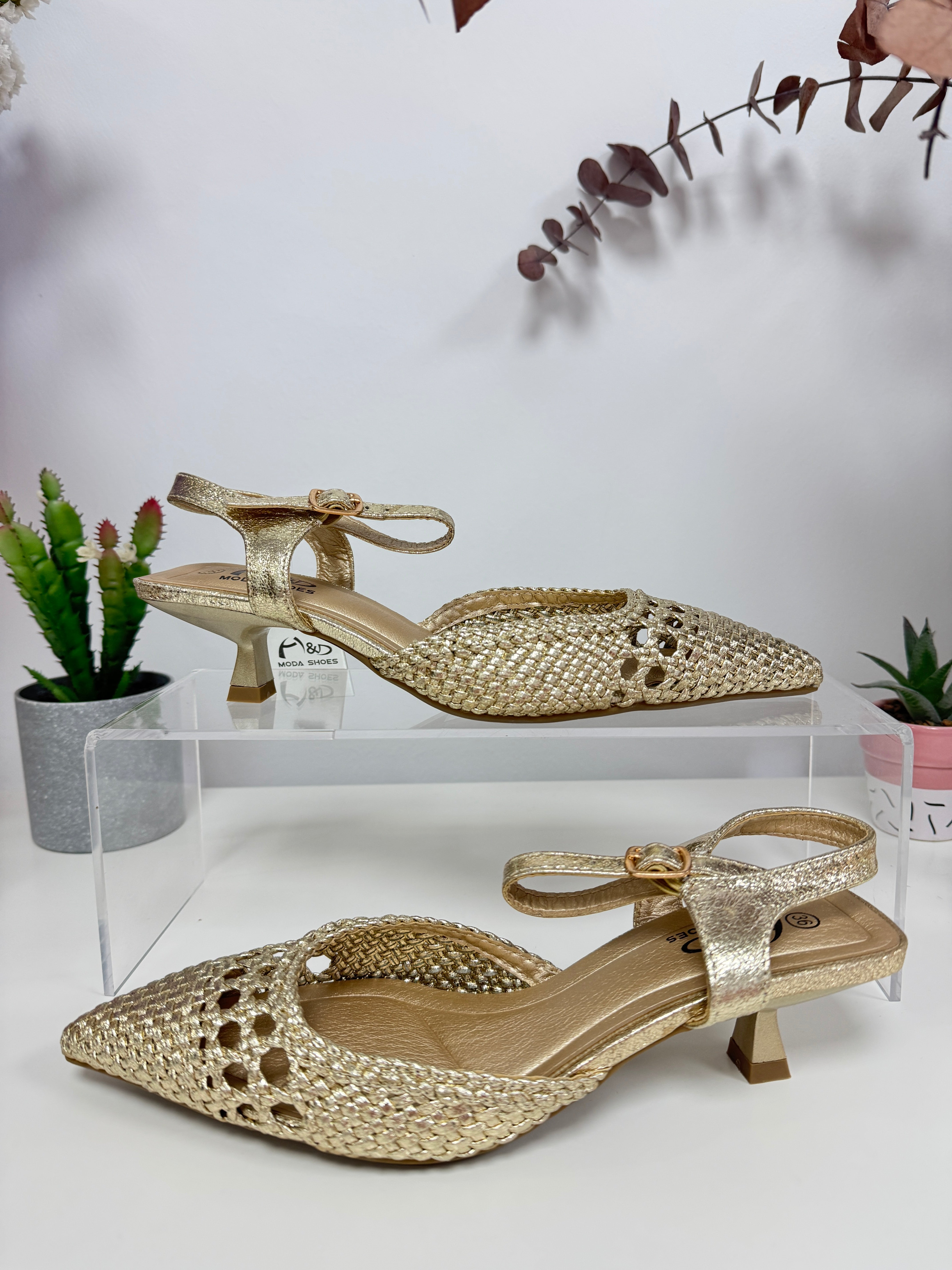 Tacon pequeño dorado trenzado