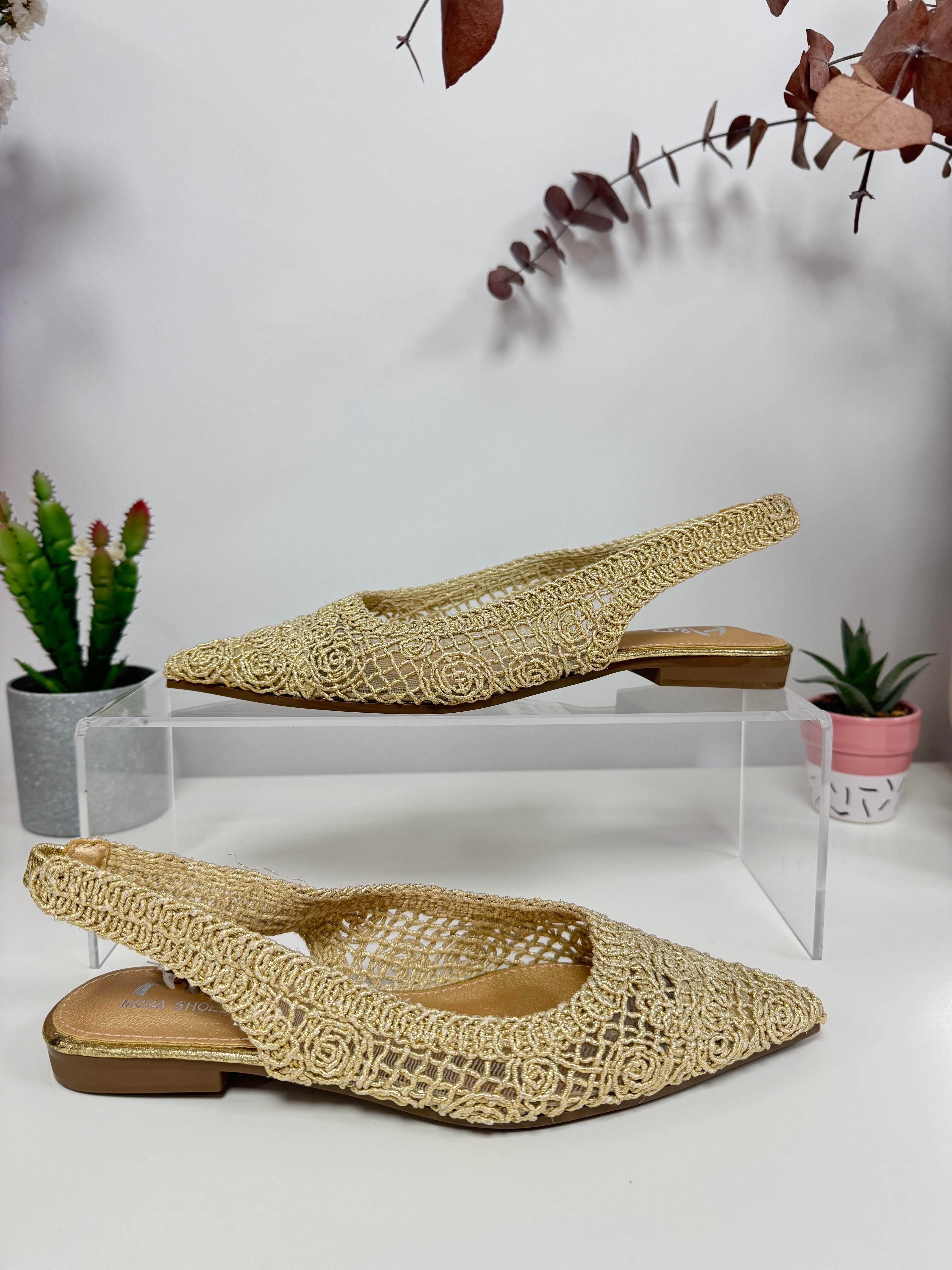 Sandalia dorada punta